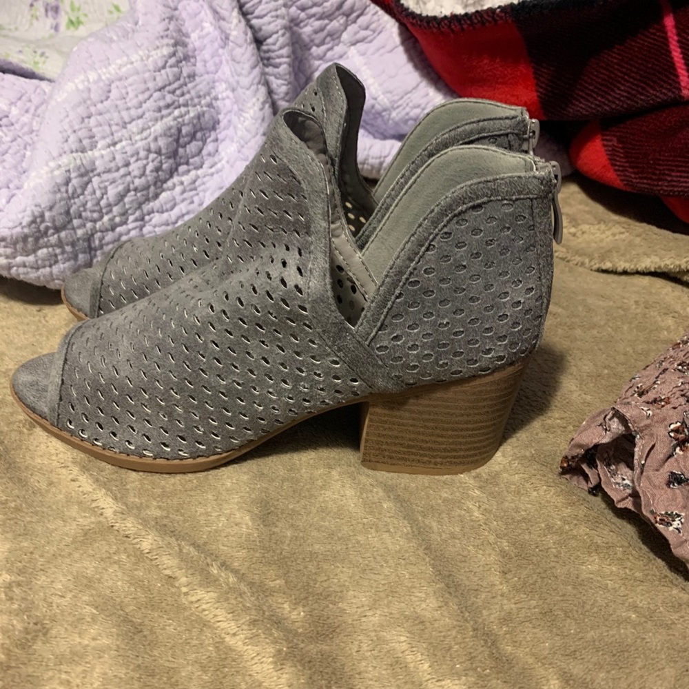 Boutique open toed gray wedges